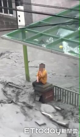 ▲馬太鞍溪上游堰塞湖溢流,洪水沖入光復市區導致嚴重災情。(圖/地方中心翻攝)