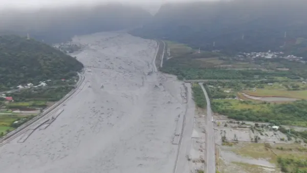 ▲▼馬太鞍溪上游堰塞湖壩頂溢流,馬太鞍溪橋空拍畫面曝光。(圖/農田水利會花蓮管理處提供)