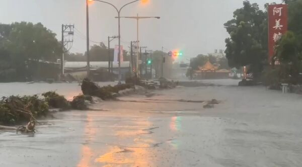 ▲▼空拍畫面曝光!花蓮光復鄉街道被洪水淹沒。(圖/中央災害應變中心提供)