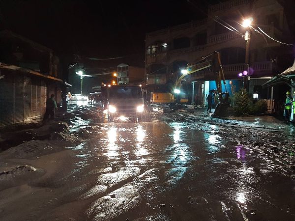 花蓮縣長徐榛蔚前往光復鄉會勘。(圖/翻攝自Facebook/徐榛蔚)