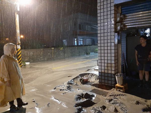 花蓮縣長徐榛蔚前往光復鄉會勘。(圖/翻攝自Facebook/徐榛蔚)