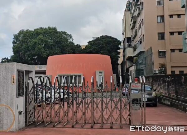 ▲頭份國小附設幼兒園東側大樓,昨下午發生6樓住戶不慎觸碰菜刀墜落校園,嚇壞牽機車的教師。(圖/記者楊永盛翻攝)