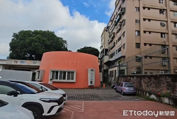 ▲頭份國小附設幼兒園東側大樓,昨下午發生6樓住戶不慎觸碰菜刀墜落校園,嚇壞牽機車的教師。(圖/記者楊永盛翻攝)