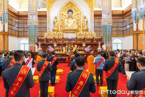 ▲靈巖山寺捐贈南投縣物資,副縣長王瑞德頒感謝狀表揚善心。(圖/記者高堂堯翻攝)