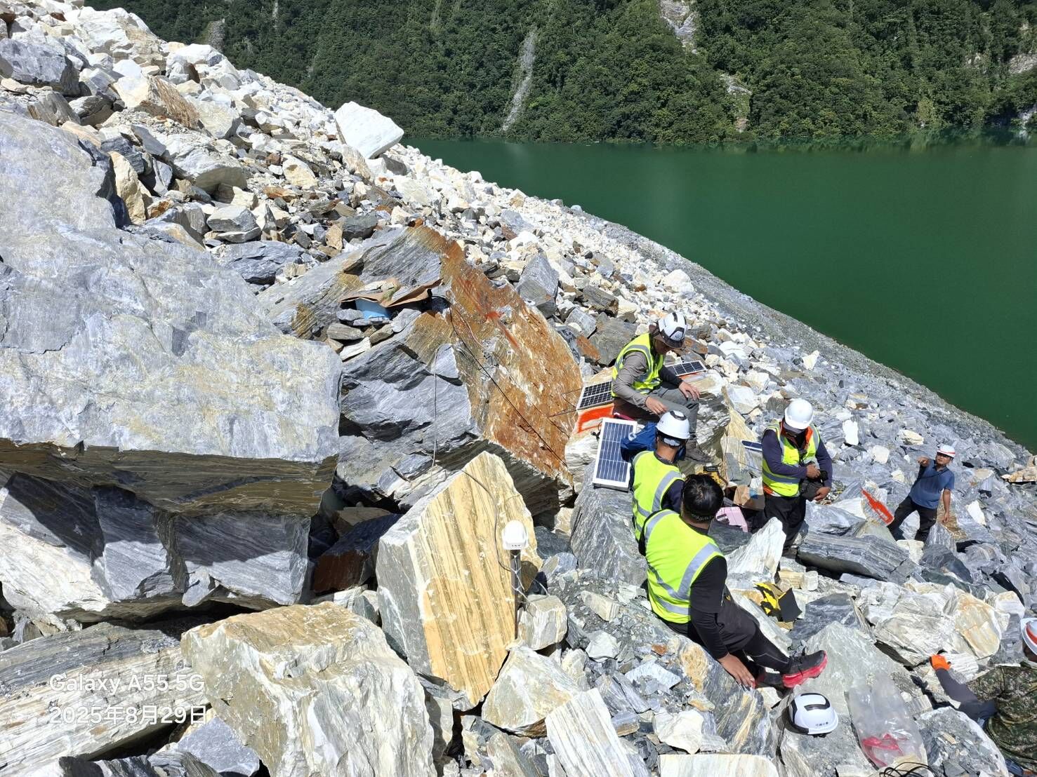 ▲▼農業部林保署人員在馬太鞍溪堰塞湖壩頂安裝水位計。(圖/農業部林保署提供)