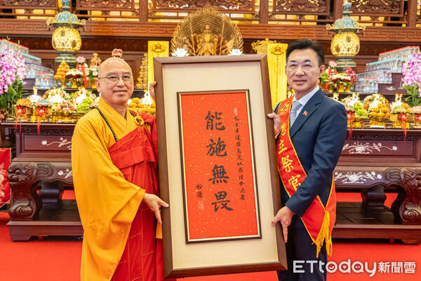 ▲靈巖山寺捐贈南投縣物資,副縣長王瑞德頒感謝狀表揚善心。(圖/記者高堂堯翻攝)