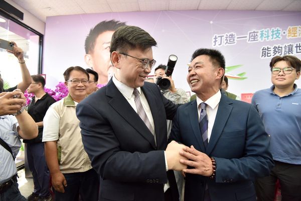 ▲▼民進黨立委許智傑角逐高雄市長,上周競選總部成立,黨內三位競爭對手罕見到場祝賀,被地方人士認為,最大公約數已成形。(圖/讀者提供)