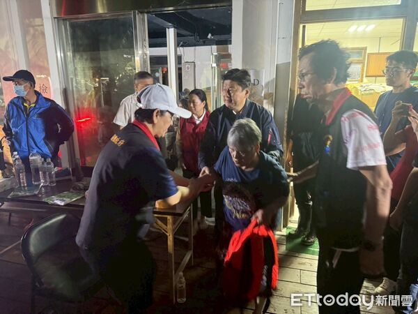 ▲▼ 傅崐萁回花蓮救災 。(圖/國民黨立委傅崐萁提供)