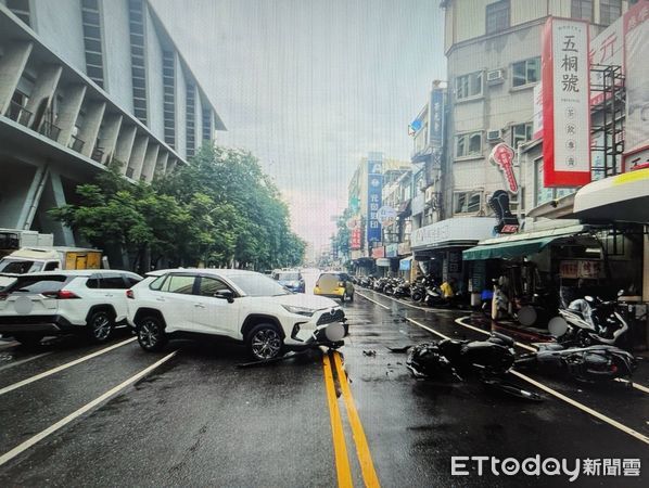 ▲營業小客車疑自路肩違規迴轉,與重機發生擦撞釀禍。(圖/記者林東良翻攝,下同)