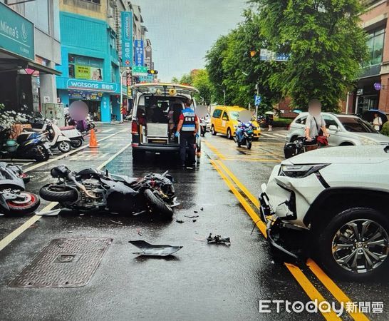 ▲營業小客車疑自路肩違規迴轉,與重機發生擦撞釀禍。(圖/記者林東良翻攝,下同)