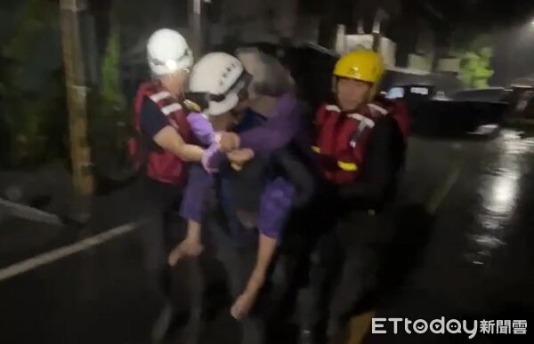 ▲▼宜蘭消防人員挺進花蓮,一名糖尿病患者須施打胰島素,消防員以徒步將人揹出災區。(圖/記者游芳男翻攝)