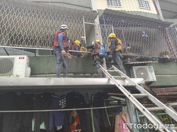 ▲▼宜蘭消防人員挺進花蓮,一名糖尿病患者須施打胰島素,消防員以徒步將人揹出災區。(圖/記者游芳男翻攝)