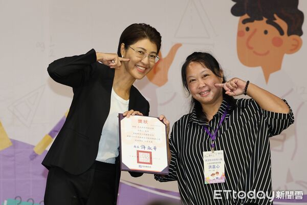 ▲南投縣114年度教師節表揚大會,縣長許淑華逐一頒獎、隆重表揚教育楷模。(圖/南投縣政府提供)