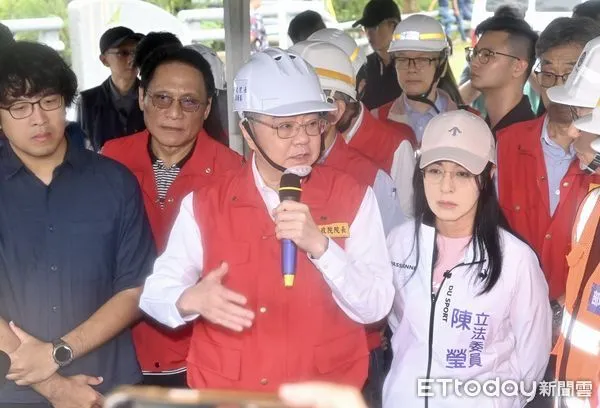 ▲▼ 強颱「樺加沙」雖逐漸遠離台灣,但外圍環流持續影響全台,花蓮縣馬太鞍溪上游堰塞湖溢流,洪峰沖毀馬太鞍溪橋,大水漫入光復鄉市區,行政院長卓榮泰到馬太鞍溪斷橋邊視察。(圖/記者李毓康攝)