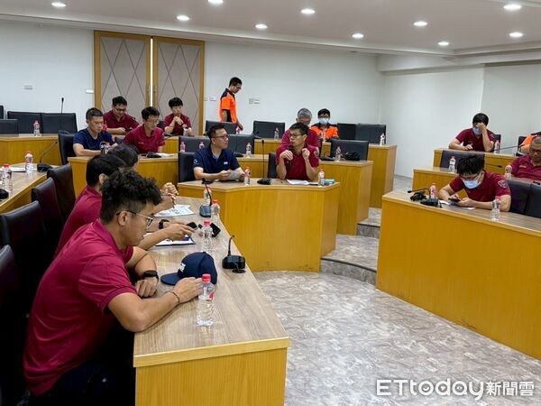 ▲南消第四大隊新化分隊24日實地踏勘桂盟國際股份有限公司,檢視火災應變流程及廠區安全措施。(記者林東良翻攝,下同)