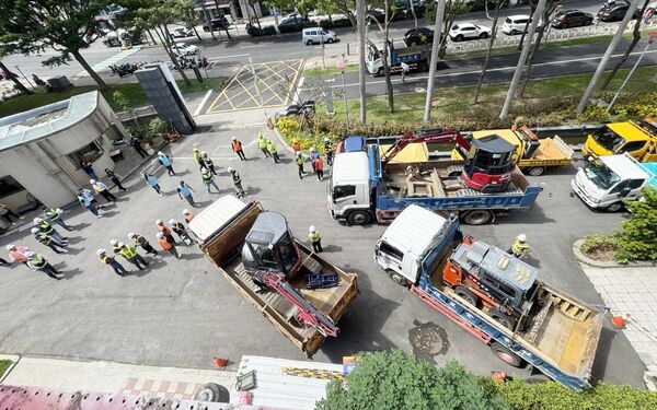 ▲針對樺加沙颱風夾帶豪雨重創花蓮,桃市府跨局處救災團隊上午已出發。(圖/市府新聞處提供)