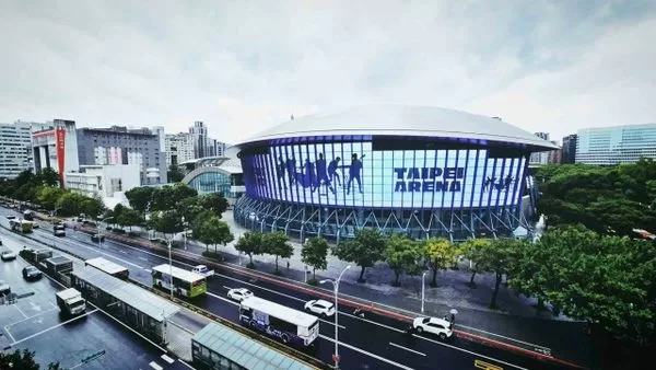 ▲共和世代(OneRepublic)小巨蛋外牆「霸氣剪影」引熱議。(圖/ Live Nation Taiwan提供)