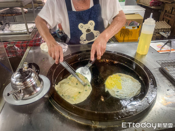 ▲▼馬祖南竿介壽獅子市場陳阿伯蔥油餅。(圖/記者蔡玟君攝)