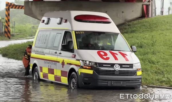 ▲台東豪雨釀災利吉村引道積水。(圖/記者楊晨東翻攝)