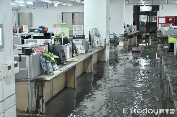 ▲▼ 強颱「樺加沙」雖逐漸遠離台灣,但外圍環流持續影響全台,花蓮縣馬太鞍溪上游堰塞湖溢流,洪峰沖毀馬太鞍溪橋,大水漫入光復鄉市區,光復鄉公所一樓堆滿淤泥。(圖/記者李毓康攝)