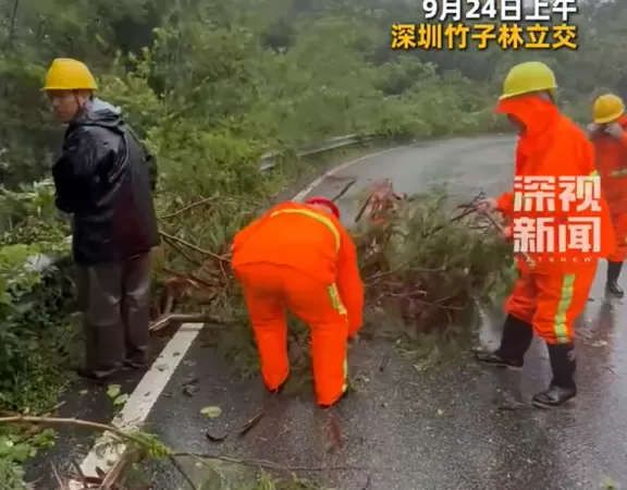 ▲相關人員正在清理路面。(圖/翻攝自微博)