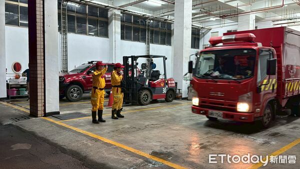 ▲▼高雄全力助花蓮!陳其邁宣布捐1個月所得,特搜隊也出動了。(圖/記者賴文萱翻攝)