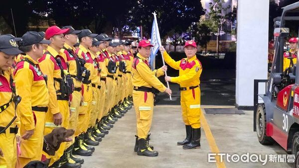 ▲▼高雄全力助花蓮!陳其邁宣布捐1個月所得,特搜隊也出動了。(圖/記者賴文萱翻攝)