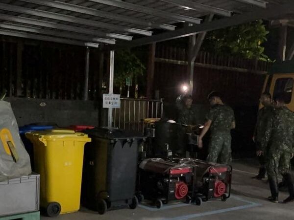 ▲▼12座沐浴機在深夜十點降臨大進國小。(圖/翻攝自Facebook/胡仁順-花蓮縣議員)