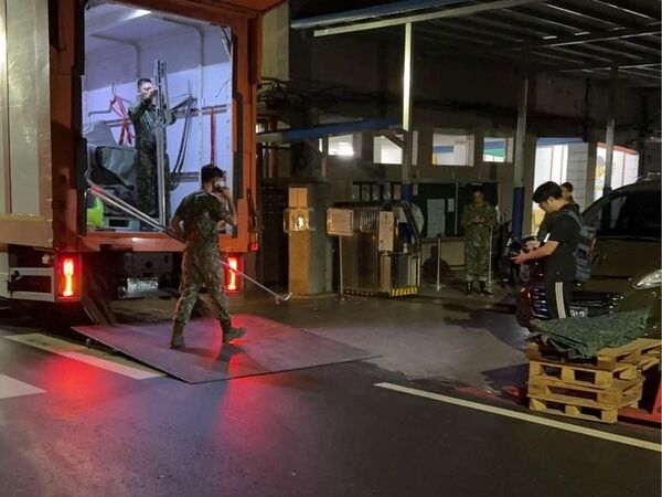 ▲▼12座沐浴機在深夜十點降臨大進國小。(圖/翻攝自Facebook/胡仁順-花蓮縣議員)