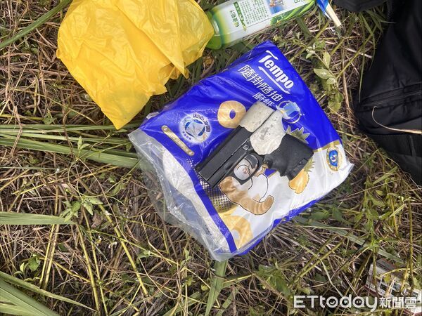 ▲▼ 新竹街頭警匪追逐,犯嫌趁隙逃跑,警方在現場找到一把改造手槍。(圖/記者沈繼昌翻攝)