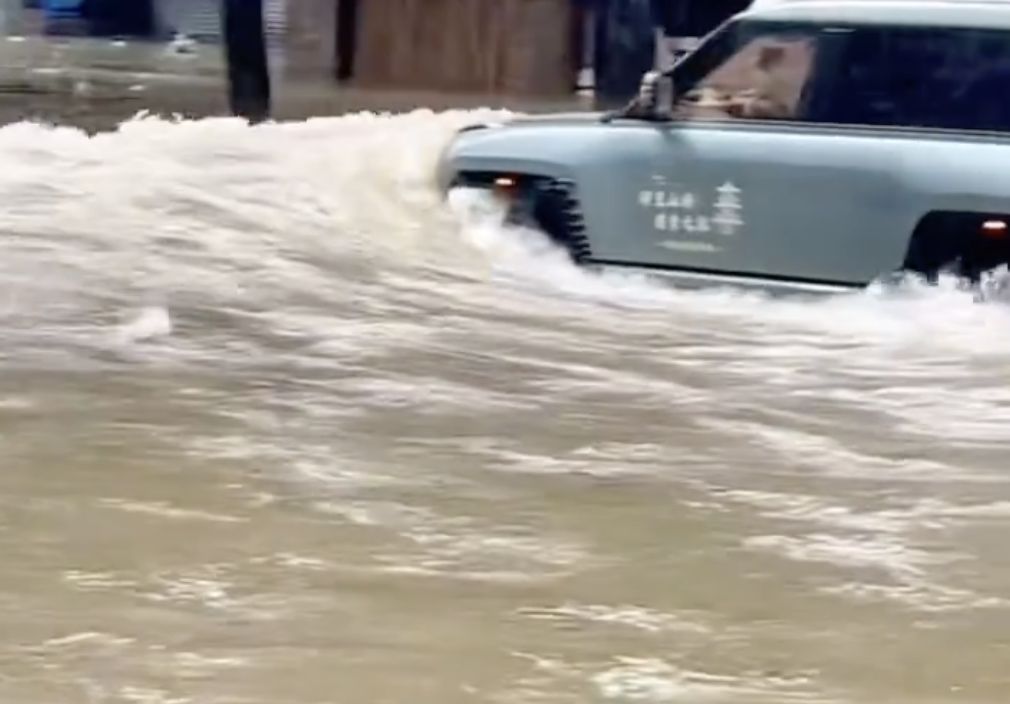 ▲珠海一無良司機在颱風期間「開車造浪」引起公憤。(圖/翻攝微博)