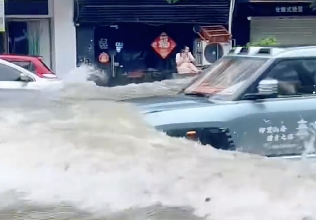 ▲珠海一無良司機在颱風期間「開車造浪」引起公憤。(圖/翻攝微博)