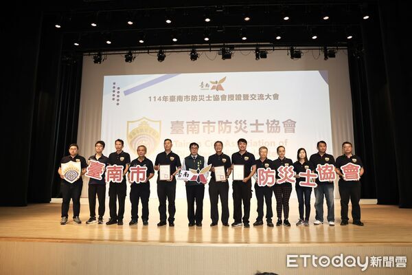 ▲國道3號新市路段上午驚傳廂型車火警,所幸車內2人及時脫困無傷。(記者林東良翻攝,下同)