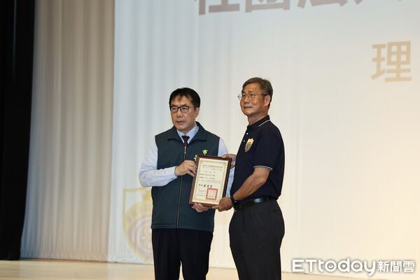 ▲國道3號新市路段上午驚傳廂型車火警,所幸車內2人及時脫困無傷。(記者林東良翻攝,下同)