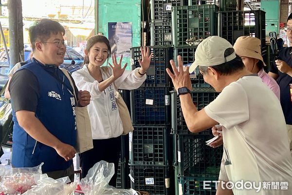 ▲備戰2026,李明璇與陳冠安掃市場。(圖/記者鄭佩玟攝)