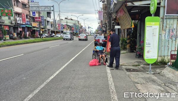 ▲里港警方助許姓阿伯順利搭車返家。(圖/記者陳崑福翻攝)