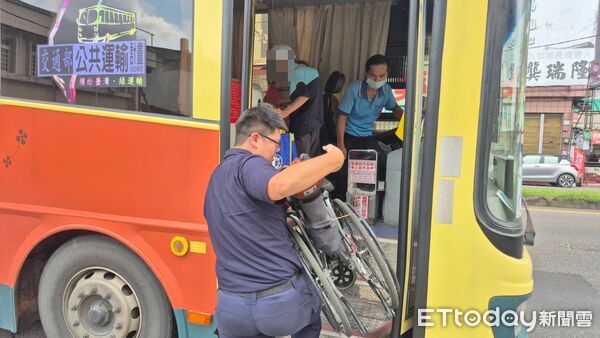 ▲里港警方助許姓阿伯順利搭車返家。(圖/記者陳崑福翻攝)