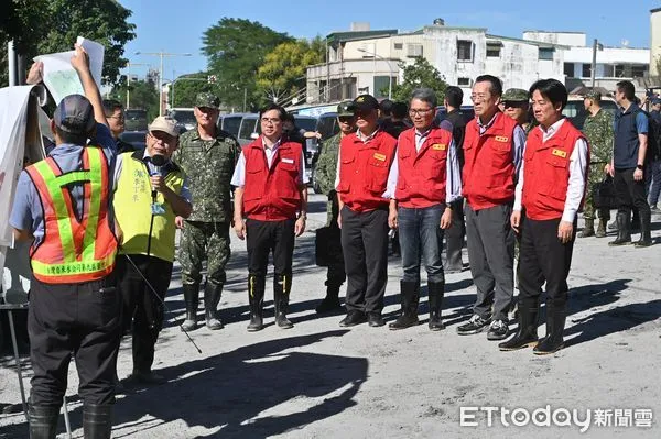 ▲▼ 因強颱「樺加沙」外圍環流帶來可觀雨量,導致花蓮馬太鞍溪堰塞湖溢流,洪峰沖毀馬太鞍溪橋,大水漫入光復鄉市區造成極大災情,總統賴清德今(25)日由國防部長顧立雄陪同前往光復淨水廠關心搶修復原進度暨復水情形。(圖/記者李毓康攝)