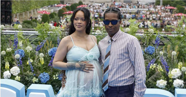 蕾哈娜升格三寶媽!蕾哈娜曬粉紅嬰兒照 超Q名曝光全網暴動