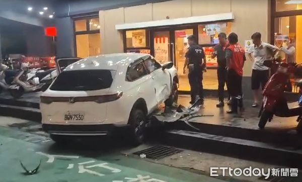 ▲林男駕駛汽車擦撞簡男機車後,開上肯德基前騎樓。(圖/記者郭世賢翻攝)