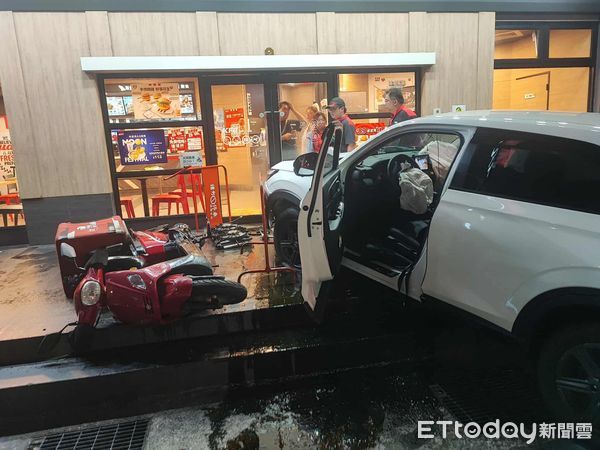 ▲林男駕駛汽車擦撞簡男機車後,開上肯德基前騎樓。(圖/記者郭世賢翻攝)