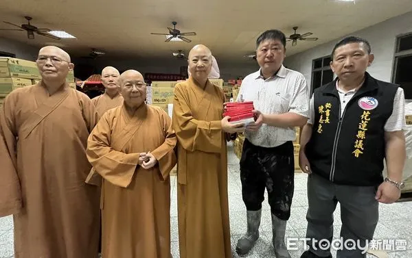 ▲屏東縣佛教會理事長釋見引法師(左三)捐贈100萬元善款,由花蓮縣議會議長張峻(右二)代表接受。(屏東縣佛教會提供)