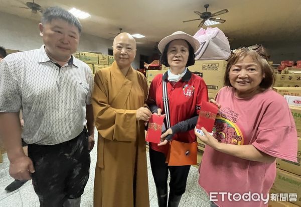 ▲屏東縣佛教會理事長釋見引法師(左三)捐贈100萬元善款,由花蓮縣議會議長張峻(右二)代表接受。(屏東縣佛教會提供)