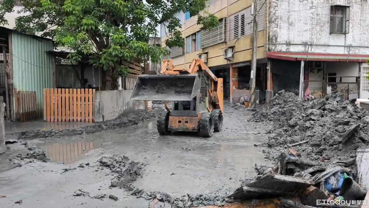 ▲▼花蓮堰塞湖溢流,楊姓老婦獨自清理家園。(圖/記者陳煥丞攝)