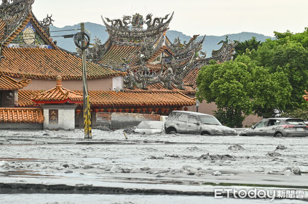 ▲▼因強颱「樺加沙」外圍環流帶來可觀雨量,導致花蓮馬太鞍溪堰塞湖溢流,洪峰沖毀馬太鞍溪橋,大水漫入光復鄉市區,鄰近堤防的佛祖街災情慘重,26日凌晨開始水勢漸增,佛祖街一帶又湧現泥沙洪流。(圖/記者李毓康攝)