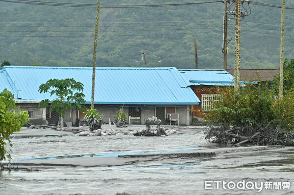 ▲▼因強颱「樺加沙」外圍環流帶來可觀雨量,導致花蓮馬太鞍溪堰塞湖溢流,洪峰沖毀馬太鞍溪橋,大水漫入光復鄉市區,鄰近堤防的佛祖街災情慘重,26日凌晨開始水勢漸增,佛祖街一帶又湧現泥沙洪流。(圖/記者李毓康攝)