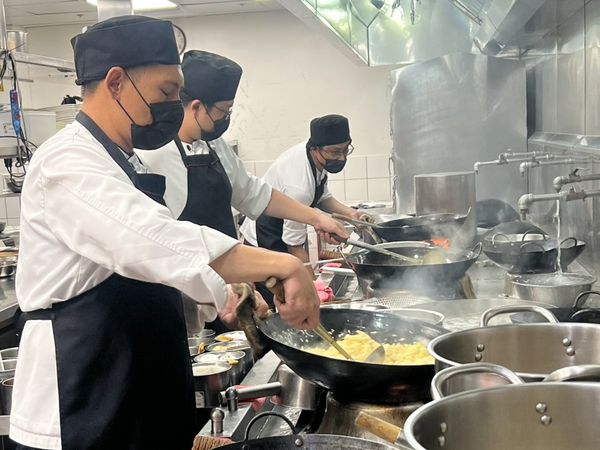 從泥濘中送來熱食 饗賓集團攜手同仁為花蓮光復鄉注入溫暖(圖/饗賓集團提供)