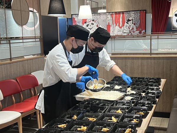 從泥濘中送來熱食 饗賓集團攜手同仁為花蓮光復鄉注入溫暖(圖/饗賓集團提供)