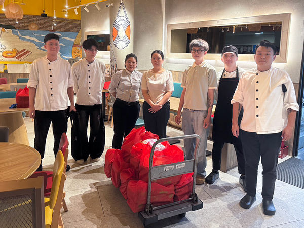從泥濘中送來熱食 饗賓集團攜手同仁為花蓮光復鄉注入溫暖(圖/饗賓集團提供)
