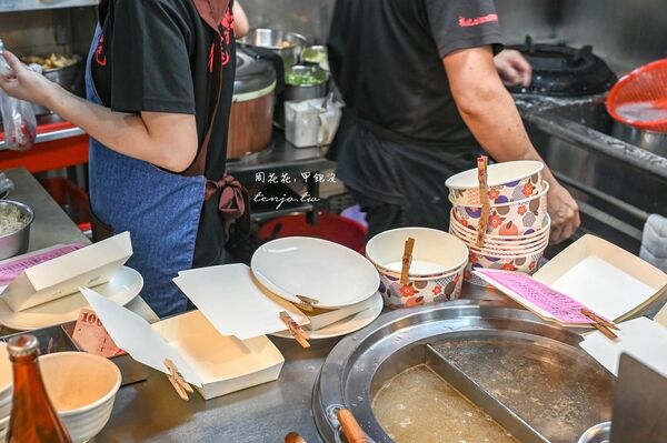 ▲▼台大公館美食「龍記炒燴」,水源市場必吃美食推薦!菜單三鮮炒飯干炒牛河皆一絕鑊氣十足。(圖/部落客周花花提供)